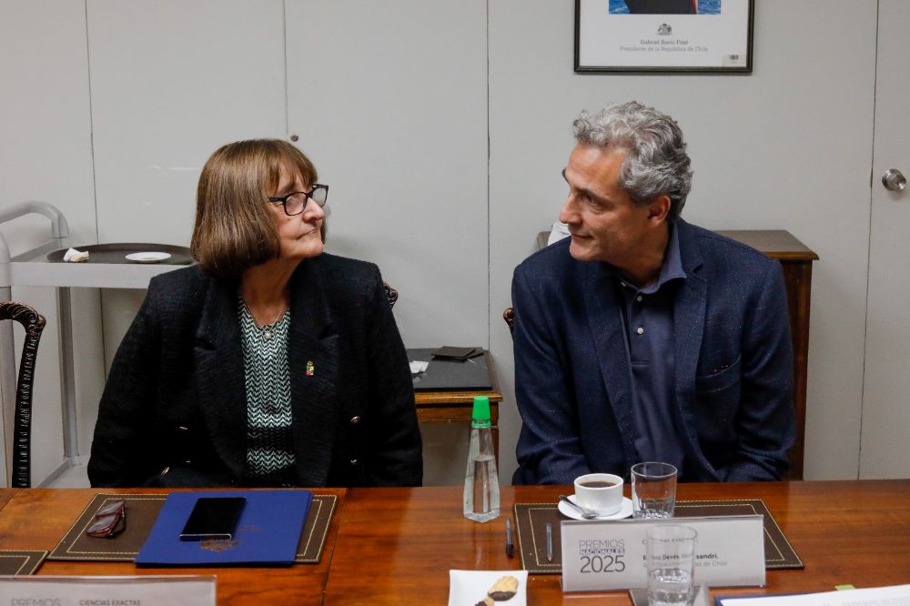 El profesor Maass también es integrante del Centro de Genoma (CRG), miembro de número de la Academia de Ingeniería de Chile desde 2009 y miembro correspondiente de la Academia Chilena de Ciencias desde 2017.